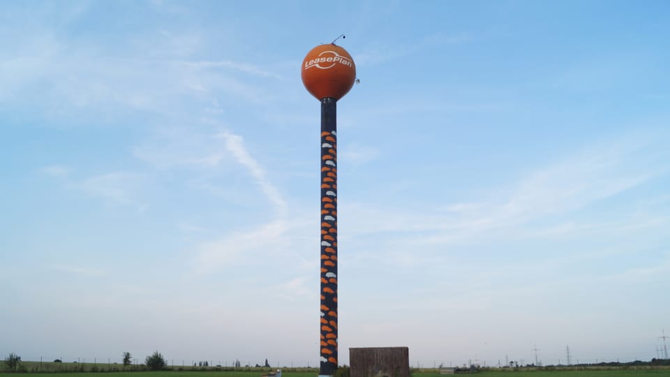 L'Aknaglobus est un type courant de réservoir d'eau qui a "inondé" la campagne tchécoslovaque pendant le socialisme. Il n'y en a qu'un seul à Prague,  dans la banlieue de Horní Počernice. | Photo: Miloš Turek,  Radio Prague Int.