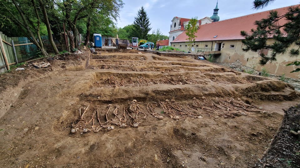 Les dépouilles de plus d’un millier de soldats prussiens découvertes au monastère de Břevnov à Prague | Photo: Institut national du patrimoine, CC BY-NC-ND 3.0 CZ Les dépouilles de plus d’un millier de soldats prussiens découvertes au monastère de Břevnov à Prague | Photo: Institut national du patrimoine, CC BY-NC-ND 3.0 CZ