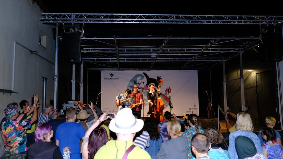 Feng E et le duo Dead Mans Uke | Photo: Archives personnelles de Dilara Arslan Feng E et le duo Dead Mans Uke | Photo: Archives personnelles de Dilara Arslan