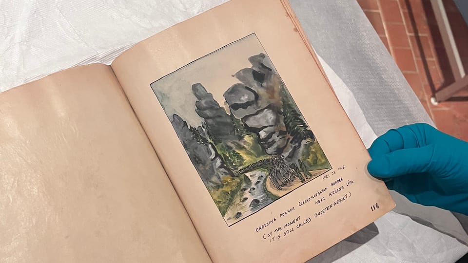 L’album composé de 127 aquarelles, dessins et textes réalisés par Alfred Kantor | Photo: Alexis Rosenzweig, Radio Prague Int. L’album composé de 127 aquarelles, dessins et textes réalisés par Alfred Kantor | Photo: Alexis Rosenzweig, Radio Prague Int.