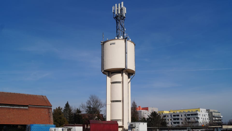 Un petit réservoir d'eau de 21 m de haut a été construit en 1963 dans les locaux de l'Institut de recherche sur la production animale à Uhříněves. | Photo: Miloš Turek,  Radio Prague Int.