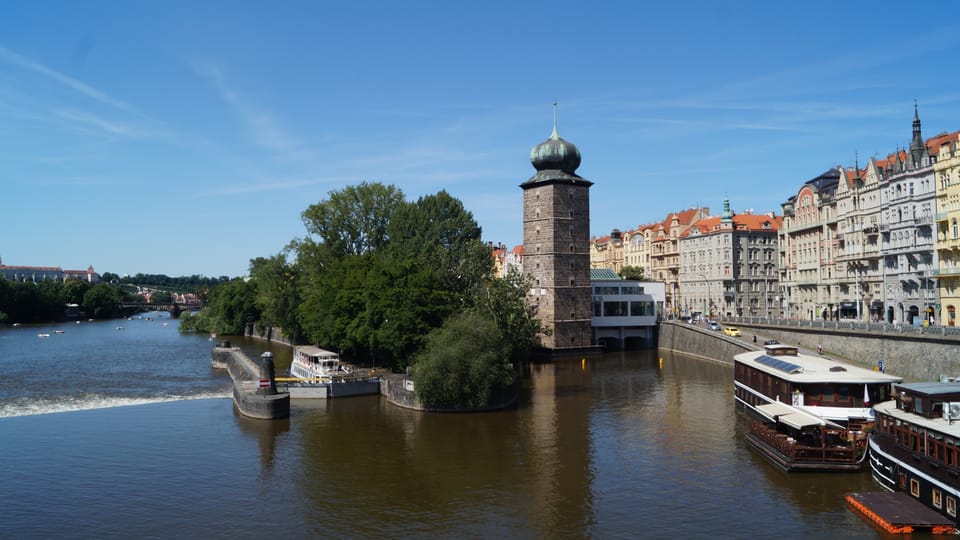 Le château d'eau de Šítka est le plus incliné de son genre dans toute la RT. Une couronne de béton armé empêche les fondations du bâtiment de s'incliner. La tour a servi de poste d'observation pour la StB, avec une vue sur l'appartement de Václav Havel. | Photo: Miloš Turek, Radio Prague Int. Le château d'eau de Šítka est le plus incliné de son genre dans toute la RT. Une couronne de béton armé empêche les fondations du bâtiment de s'incliner. La tour a servi de poste d'observation pour la StB, avec une vue sur l'appartement de Václav Havel. | Photo: Miloš Turek, Radio Prague Int.