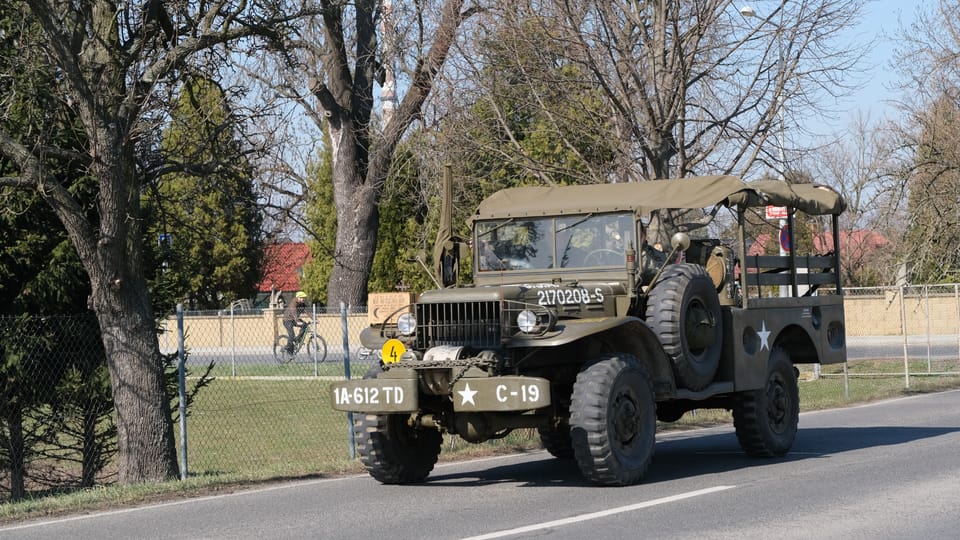 Convoi de véhicules militaires historiques à l'occasion du 80e anniversaire de la libération et commémoration des raids aériens sur Prague en 1945 | Photo: Bohumil Šimčík, Radio Prague Int. Convoi de véhicules militaires historiques à l'occasion du 80e anniversaire de la libération et commémoration des raids aériens sur Prague en 1945 | Photo: Bohumil Šimčík, Radio Prague Int.