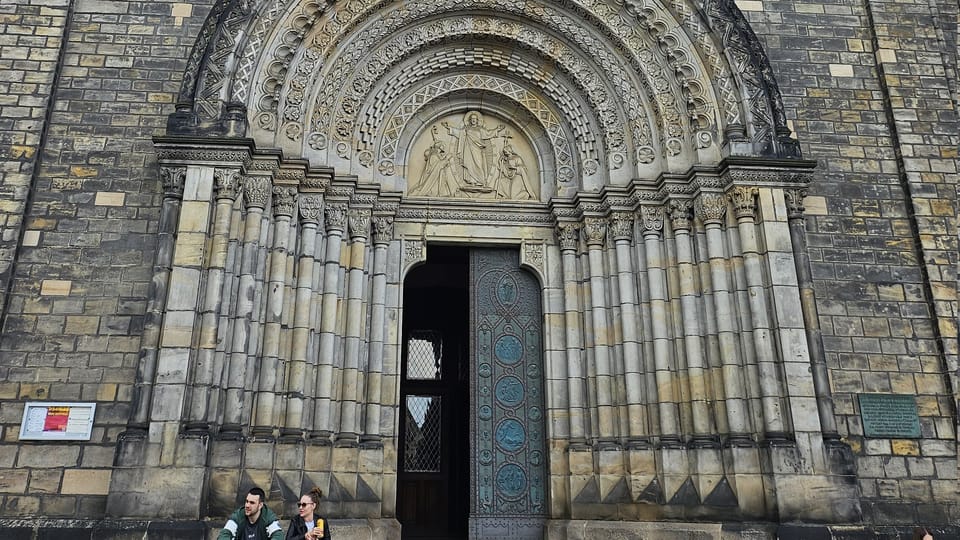 Le portail de l’église Saints-Cyrille-et-Méthode de Karlín | Photo: Klára Stejskalová,  Radio Prague Int.