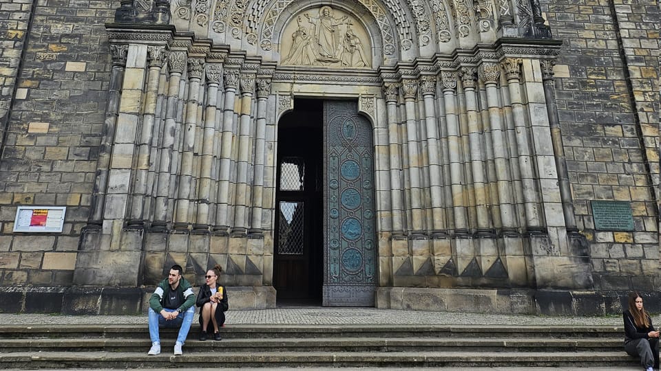 Le portail de l’église Saints-Cyrille-et-Méthode de Karlín | Photo: Klára Stejskalová, Radio Prague Int. Le portail de l’église Saints-Cyrille-et-Méthode de Karlín | Photo: Klára Stejskalová, Radio Prague Int.