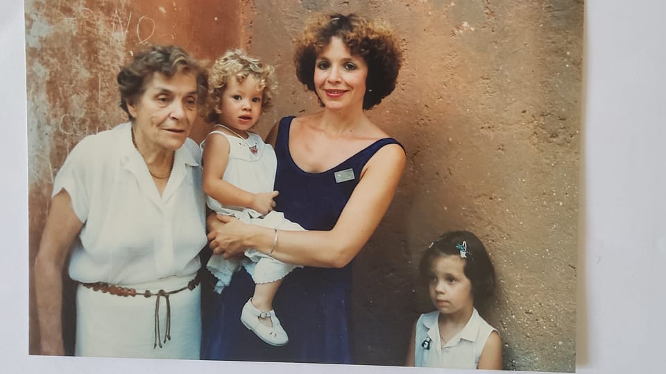Alena Parthonnaud avec sa mère et ses filles à Rome, en 1987 | Photo: archives personnelles Alena Parthonnaud avec sa mère et ses filles à Rome, en 1987 | Photo: archives personnelles