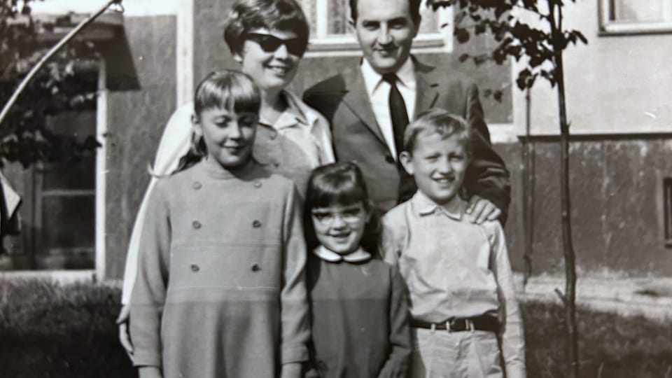 Noemi Prečanová  (à gauche) avec ses parents,  sa sœur et son frère | Photo: Archives de Noemi Prečanová