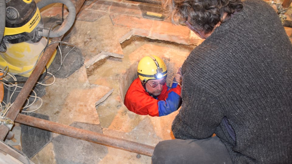 Descente à travers l'ouverture circulaire dans l'espace sous la chapelle | Photo: ÚOP Olomouc/NPÚ, CC BY-NC-ND 3.0 CZ Descente à travers l'ouverture circulaire dans l'espace sous la chapelle | Photo: ÚOP Olomouc/NPÚ, CC BY-NC-ND 3.0 CZ