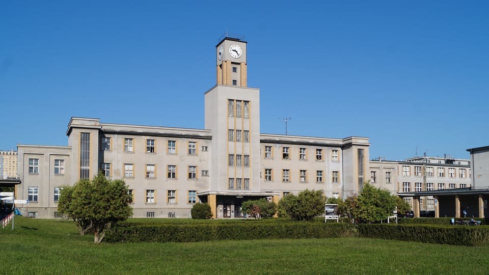 L'institut de protection sociale des foyers Masaryk dans le quartier de Krč a été progressivement transformé en hôpital Thomayer. La zone d'entrée est dominée par une tour d'horloge dans le bâtiment du siège,  qui abritait autrefois un réservoir d'eau. | Photo: Miloš Turek,  Radio Prague Int.