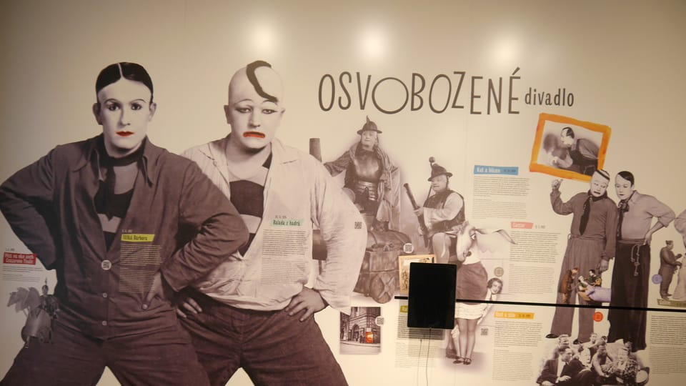 Jiří Voskovec et Jan Werich au Théâtre libéré | Photo: Magdalena Hrozínková, Radio Prague Int. Jiří Voskovec et Jan Werich au Théâtre libéré | Photo: Magdalena Hrozínková, Radio Prague Int.
