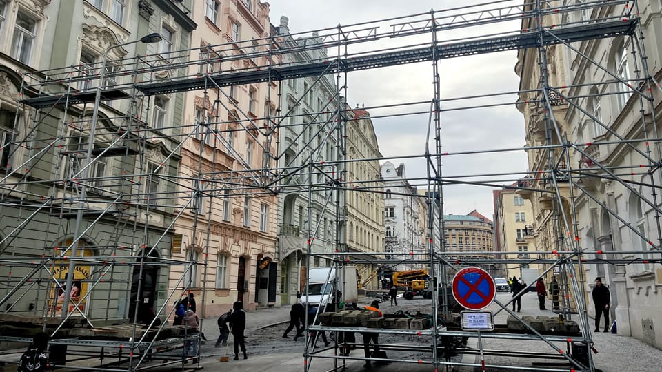 Le tournage d’une nouvelle série Netflix Le Temps de l'innocence  (The Time of Innoncence),  était organisé dans les rues du quartier de Vinohrady | Photo: Alexis Rosenzweig,  Radio Prague Int.