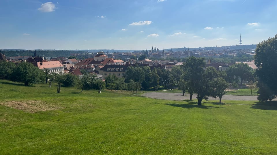 La vue depuis de la colline de Petřín | Photo: Inès Cuvillier, Radio Prague Int. La vue depuis de la colline de Petřín | Photo: Inès Cuvillier, Radio Prague Int.