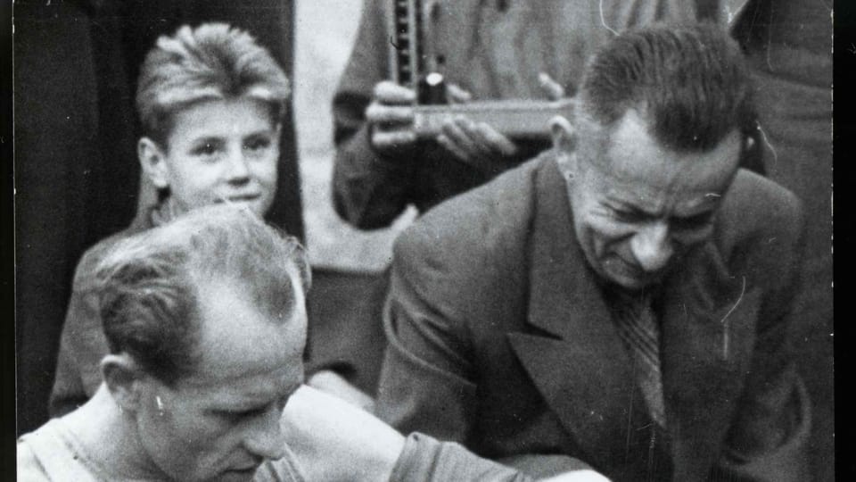 Josef Laufer avec Emil Zátopek autour 1955 | Photo: e-Sbírky, Musée national, CC BY 4.0 DEED Josef Laufer avec Emil Zátopek autour 1955 | Photo: e-Sbírky, Musée national, CC BY 4.0 DEED