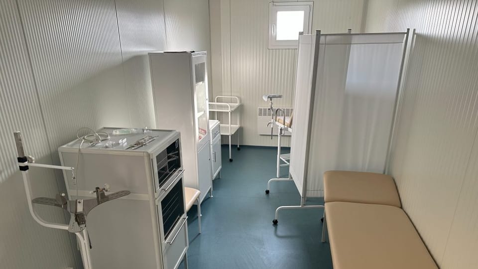 Un bâtiment équipé d’un laboratoire et d’une petite salle d’opération | Photo: Martin Dorazín, ČRo Un bâtiment équipé d’un laboratoire et d’une petite salle d’opération | Photo: Martin Dorazín, ČRo