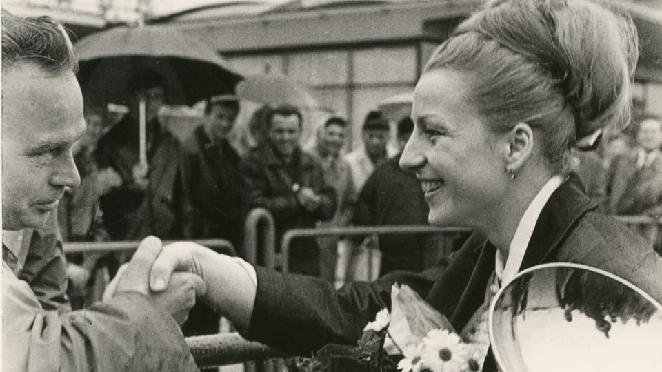 'La gymnaste Věra Čáslavská, retour des Championnats d'Europe à Amsterdam', 1967 | Photo: Dagmar Hochová, Galerie morave de Brno 'La gymnaste Věra Čáslavská, retour des Championnats d'Europe à Amsterdam', 1967 | Photo: Dagmar Hochová, Galerie morave de Brno