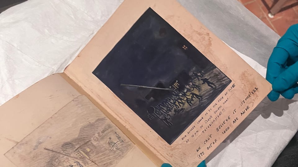 L’album composé de 127 aquarelles,  dessins et textes réalisés par Alfred Kantor | Photo: Alexis Rosenzweig,  Radio Prague Int.
