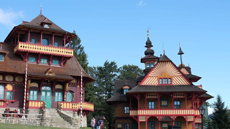 Les chalets de Libušín et Maměnka par l’architect Dušan Jurkovič à Pustevny, dans les Beskides | Photo: Ondřej Tomšů, Radio Prague Int. Les chalets de Libušín et Maměnka par l’architect Dušan Jurkovič à Pustevny, dans les Beskides | Photo: Ondřej Tomšů, Radio Prague Int.