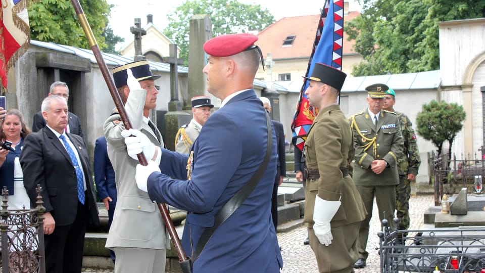 L’hommage officiel au lieutenant Ivan Španiel au cimetière de Vyšehrad | Photo: Archives de Christophe Cheneau L’hommage officiel au lieutenant Ivan Španiel au cimetière de Vyšehrad | Photo: Archives de Christophe Cheneau