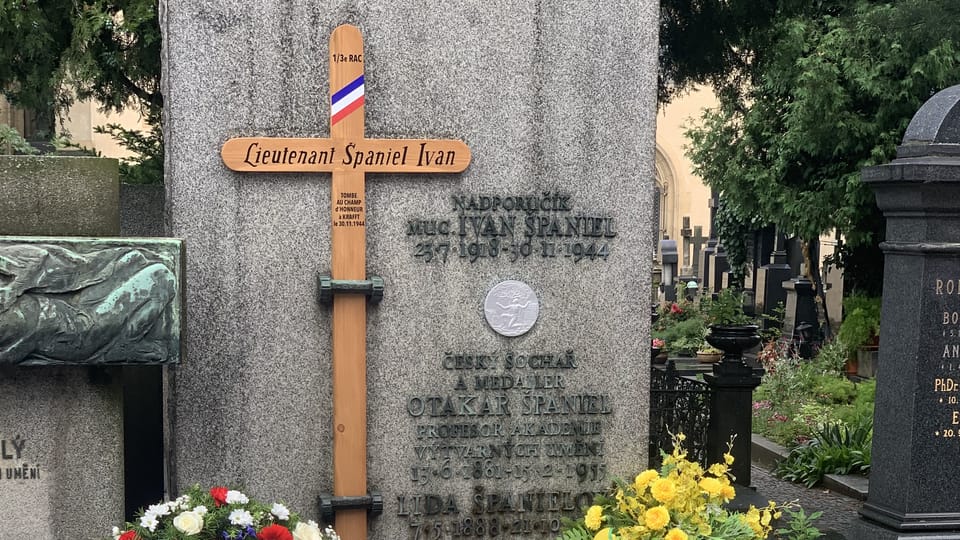 L’hommage officiel au lieutenant Ivan Španiel au cimetière de Vyšehrad | Photo: Archives de Christophe Cheneau