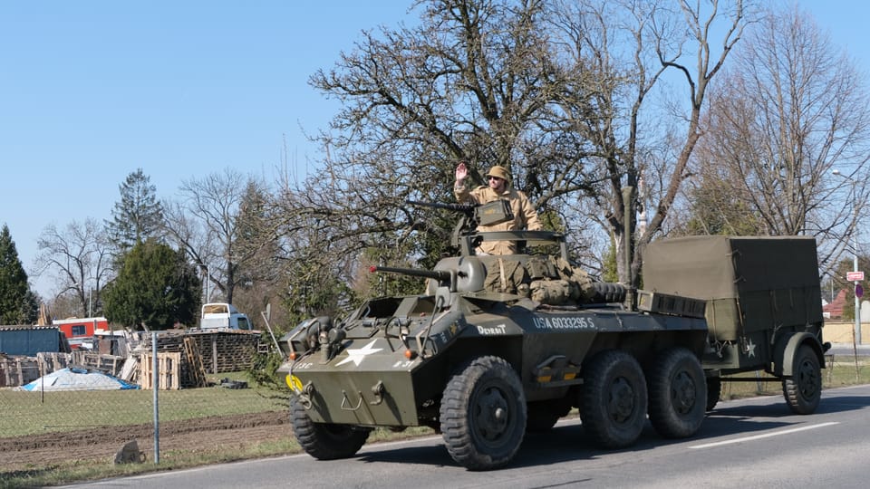 Convoi de véhicules militaires historiques à l'occasion du 80e anniversaire de la libération et commémoration des raids aériens sur Prague en 1945 | Photo: Bohumil Šimčík, Radio Prague Int. Convoi de véhicules militaires historiques à l'occasion du 80e anniversaire de la libération et commémoration des raids aériens sur Prague en 1945 | Photo: Bohumil Šimčík, Radio Prague Int.