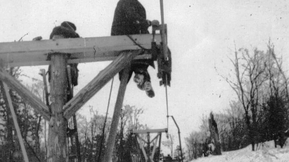 La construction de supports en bois en 1940 | Photo: Archives de Jan Šrubař/Podhorská jednota Radhošť
