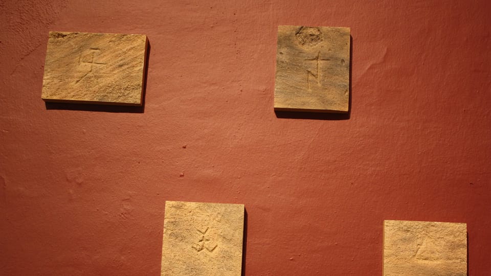 Les marques de taillerie de pierre, photo: Štěpánka Budková Les marques de taillerie de pierre, photo: Štěpánka Budková
