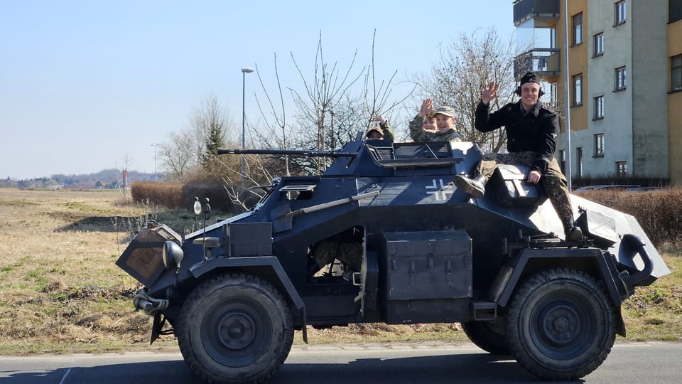 Convoi de véhicules militaires historiques à l'occasion du 80e anniversaire de la libération et commémoration des raids aériens sur Prague en 1945 | Photo: Štěpánka Budková, Radio Prague Int. Convoi de véhicules militaires historiques à l'occasion du 80e anniversaire de la libération et commémoration des raids aériens sur Prague en 1945 | Photo: Štěpánka Budková, Radio Prague Int.