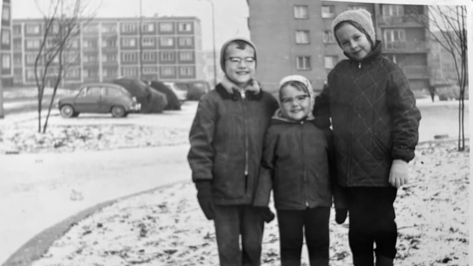 Noemi Prečanová (à droite) avec sa sœur et son frère | Photo: Archives de Noemi Prečanová Noemi Prečanová (à droite) avec sa sœur et son frère | Photo: Archives de Noemi Prečanová