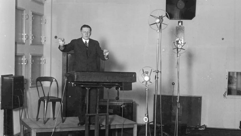 Otakar Jeremiáš dans un studio de radio | Photo: ČRo/SOČR Otakar Jeremiáš dans un studio de radio | Photo: ČRo/SOČR