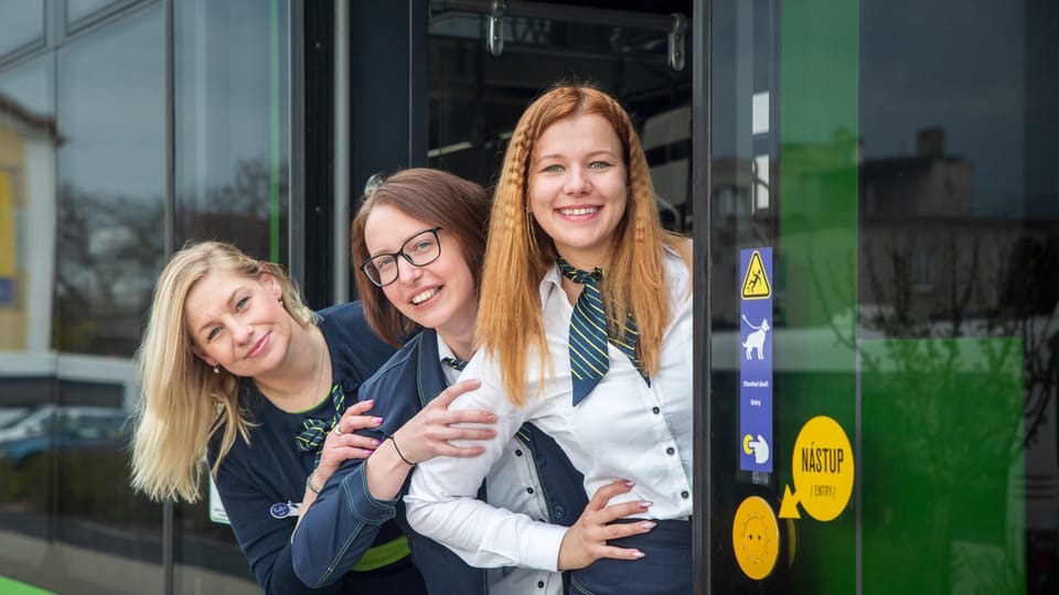 Le week-end et pendant les vacances, ce sont de jeunes étudiantes qui assurent le service de contrôleur | Photo: Archives d’AŽD Le week-end et pendant les vacances, ce sont de jeunes étudiantes qui assurent le service de contrôleur | Photo: Archives d’AŽD
