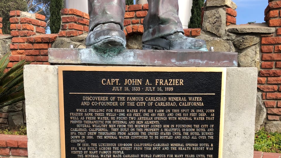 Plaque de la statue en l'honneur de John Frazier | Photo: Courtesy of the Carlsbad City Library Carlsbad History Collection Plaque de la statue en l'honneur de John Frazier | Photo: Courtesy of the Carlsbad City Library Carlsbad History Collection