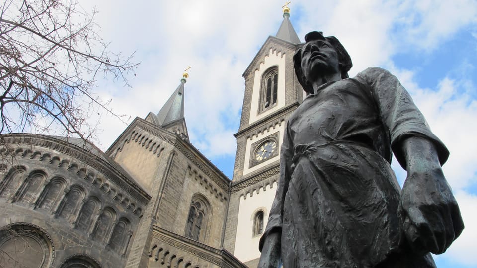 L’église Saints-Cyrille-et-Méthode de Karlín et la statue du Lanceur-pierre hussite | Photo: Kristýna Maková,  Praha křížem krážem
