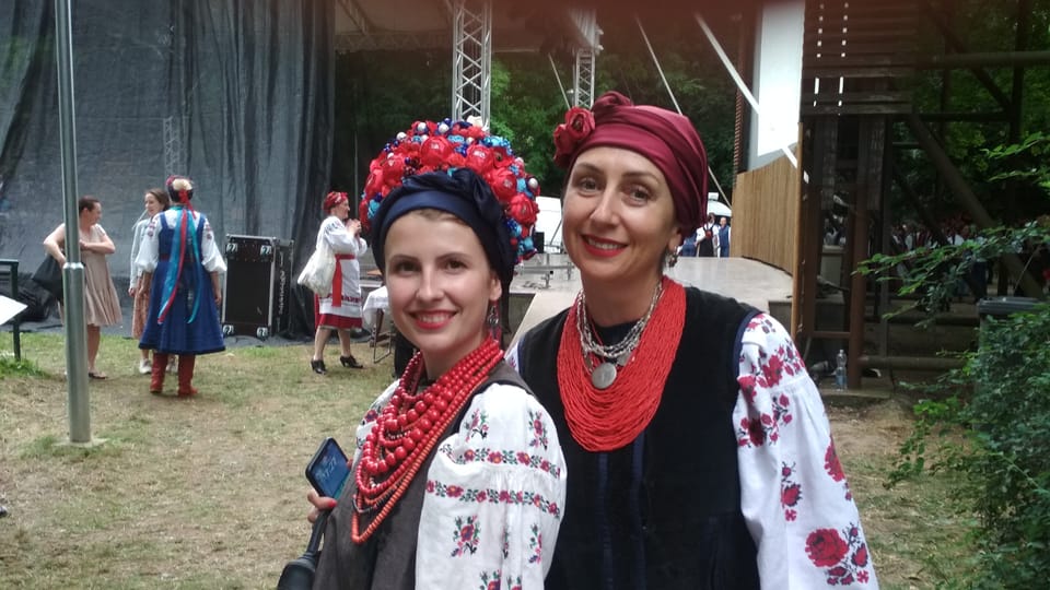 Deux chanteuses de l'ensemble ukrainien Kupava dans les coulisses | Photo: Anaïs Raimbault,  Radio Prague Int.