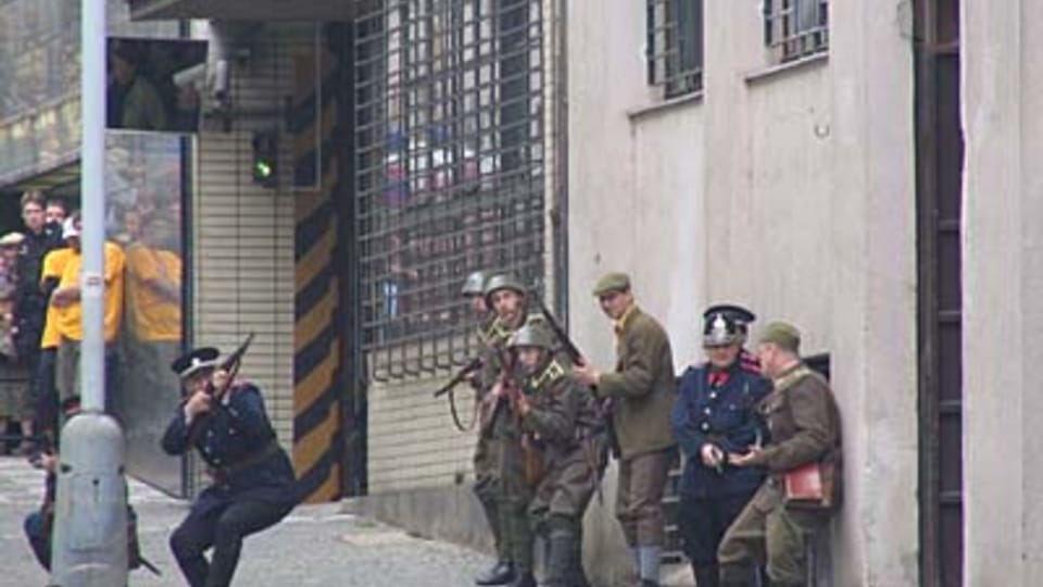 Une reconstitution des combats pour la maison de la Radio tchécoslovaque