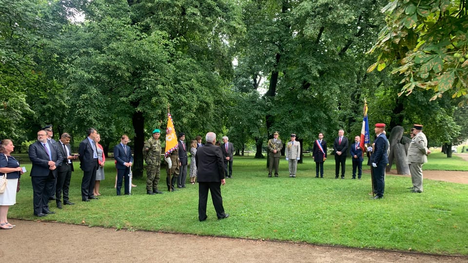 L’hommage officiel au lieutenant Ivan Španiel au cimetière de Vyšehrad | Photo: Archives de Christophe Cheneau L’hommage officiel au lieutenant Ivan Španiel au cimetière de Vyšehrad | Photo: Archives de Christophe Cheneau