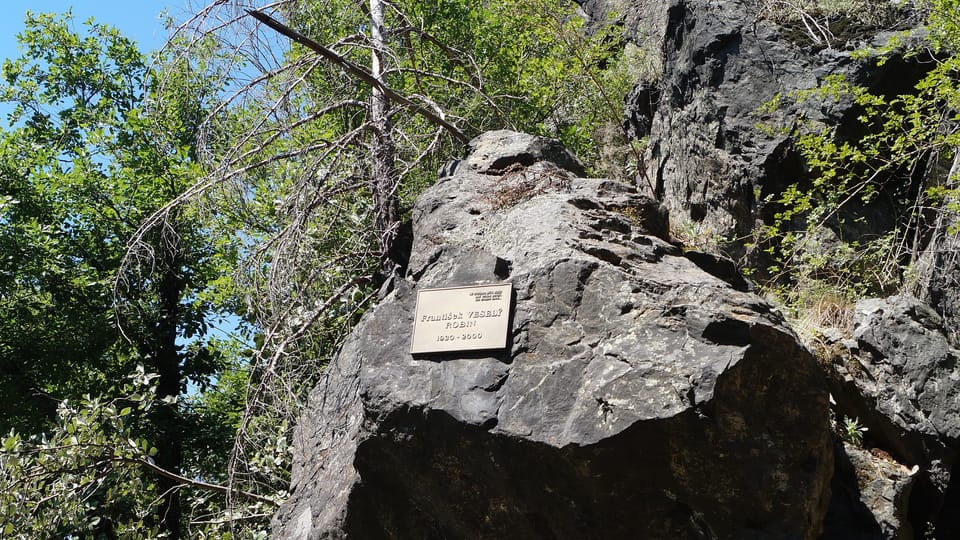 Bílá skála - la plaque commémorative à František Veselý | Photo: Miloš Turek, Radio Prague Int. Bílá skála - la plaque commémorative à František Veselý | Photo: Miloš Turek, Radio Prague Int.