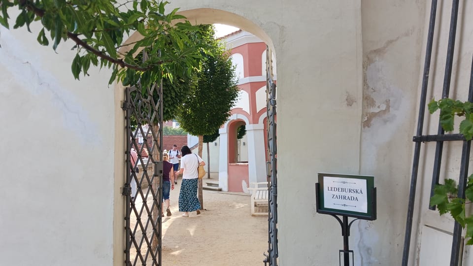 Le portail entre les jardins Petit Pálffy et Ledebour | Photo: Lenka Žižková,  Radio Prague Int.