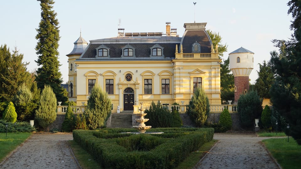 Le château d'eau de la villa de Ferdinand Böhm à Prague-Uhříněves date du début du XXe siècle. La villa voisine est un petit manuel d'histoire - elle a progressivement appartenu à la noblesse,  à la banque,  à la Gestapo,  à l'État et sert d'hôtel. | Photo: Miloš Turek,  Radio Prague Int.