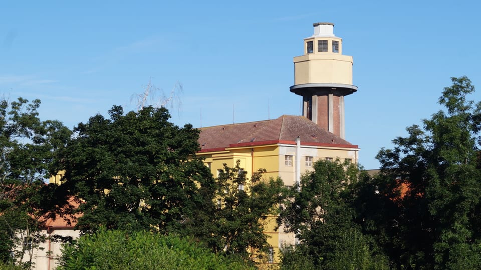 Le château d’eau de Ruzyně est le bâtiment le plus haut du terrain de la prison de ce quartier à l'ouest de Prague. La cheminée de l’usine à sucre d'origine a été construite dans les années 1930 avec des piliers en béton armé qui soutiennent le résevoir. | Photo: Miloš Turek, Radio Prague Int. Le château d’eau de Ruzyně est le bâtiment le plus haut du terrain de la prison de ce quartier à l'ouest de Prague. La cheminée de l’usine à sucre d'origine a été construite dans les années 1930 avec des piliers en béton armé qui soutiennent le résevoir. | Photo: Miloš Turek, Radio Prague Int.