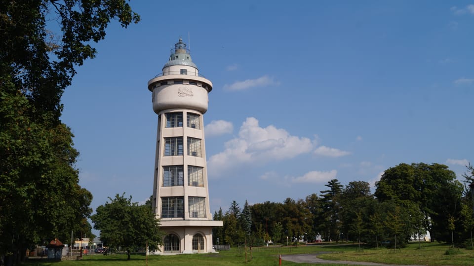 Le phare et le château d'eau de Prague-Kbely sont devenus l'emblème du quartier. Jusqu'au milieu des années 1960,  il guidait les pilotes d'avion jusqu'à 80 kilomètres de distance. En même temps,  il stockait l'eau utilitaire dans un réservoir. | Photo: Miloš Turek,  Radio Prague Int.