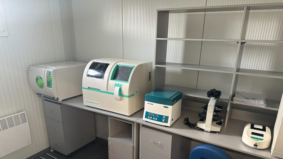 Un bâtiment équipé d’un laboratoire et d’une petite salle d’opération | Photo: Martin Dorazín, ČRo Un bâtiment équipé d’un laboratoire et d’une petite salle d’opération | Photo: Martin Dorazín, ČRo