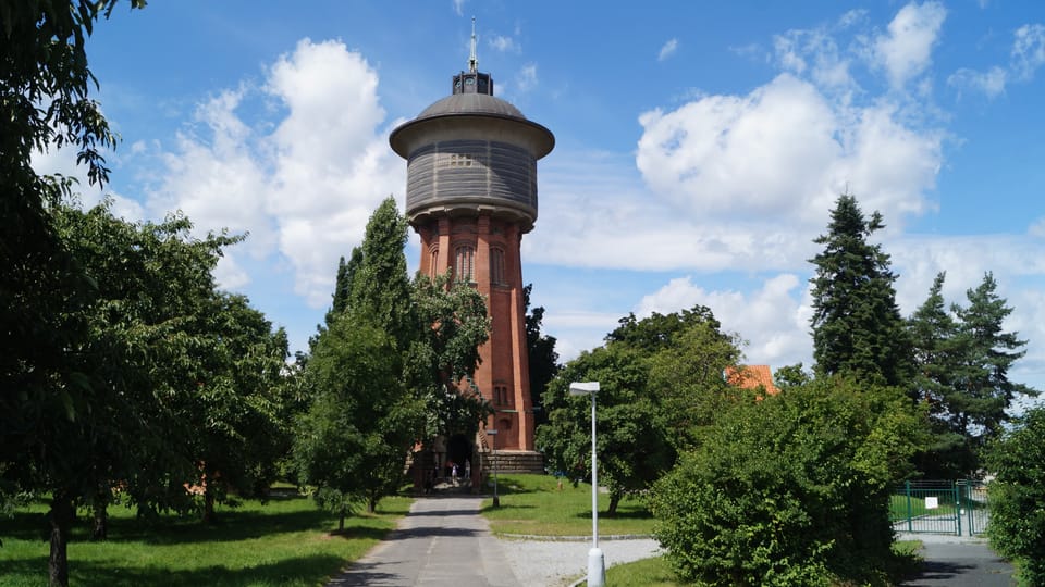 Le château d'eau Art nouveau de Vršovice à Michle,  forme une unité architecturale géométrique impressionnante avec les bâtiments adjacents et les autres bâtiments de la partie inférieure du système à Braník. | Photo: Miloš Turek,  Radio Prague Int.