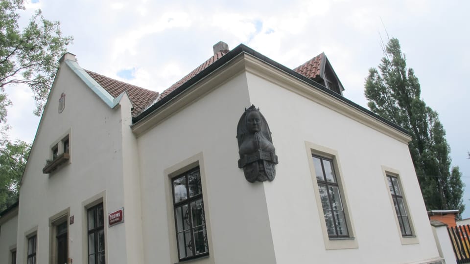 Le buste d’Eliška Přemyslovna sur une maison à Vyšehrad,  photo: Kristýna Maková