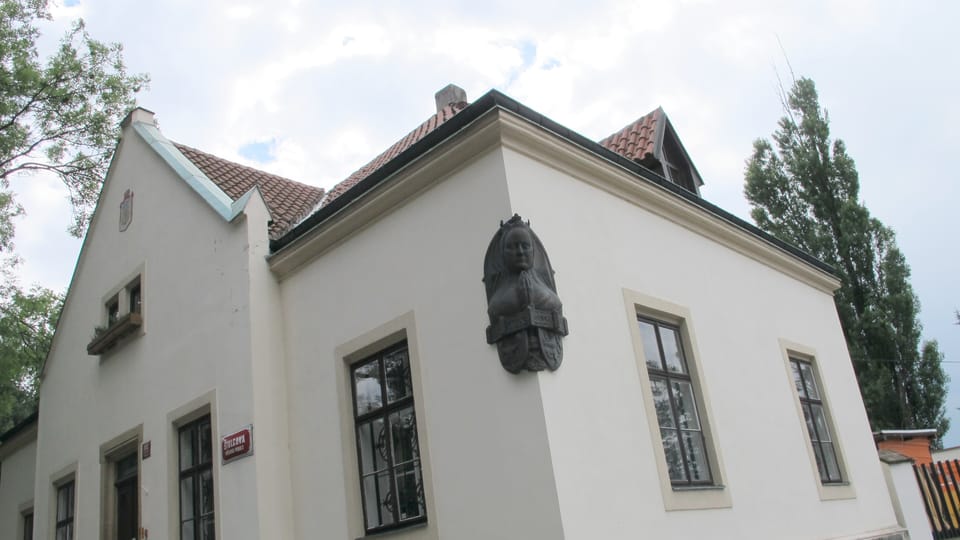 Le buste d’Eliška Přemyslovna sur une maison à Vyšehrad, photo: Kristýna Maková Le buste d’Eliška Přemyslovna sur une maison à Vyšehrad, photo: Kristýna Maková