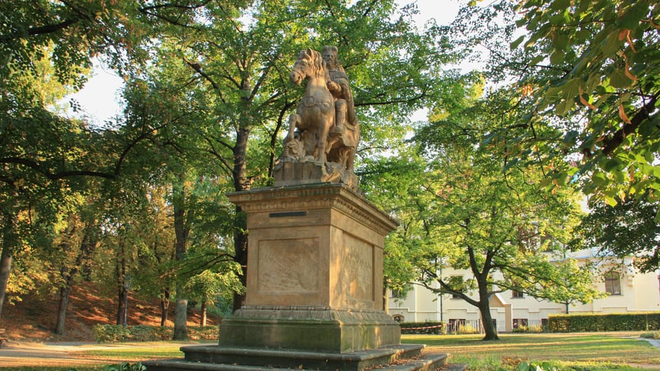 La statue est en réalité une copie d’un monument dédié à saint Venceslas, installé sur la place Venceslas jusqu’en 1879 | Photo: Barbora Němcová, Radio Prague Int. La statue est en réalité une copie d’un monument dédié à saint Venceslas, installé sur la place Venceslas jusqu’en 1879 | Photo: Barbora Němcová, Radio Prague Int.
