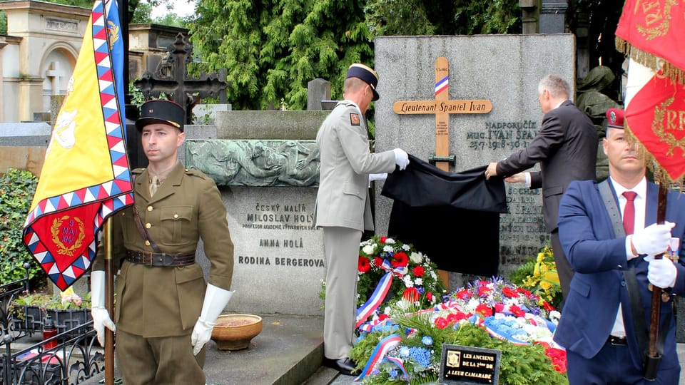 L’hommage officiel au lieutenant Ivan Španiel au cimetière de Vyšehrad | Photo: Archives de Christophe Cheneau