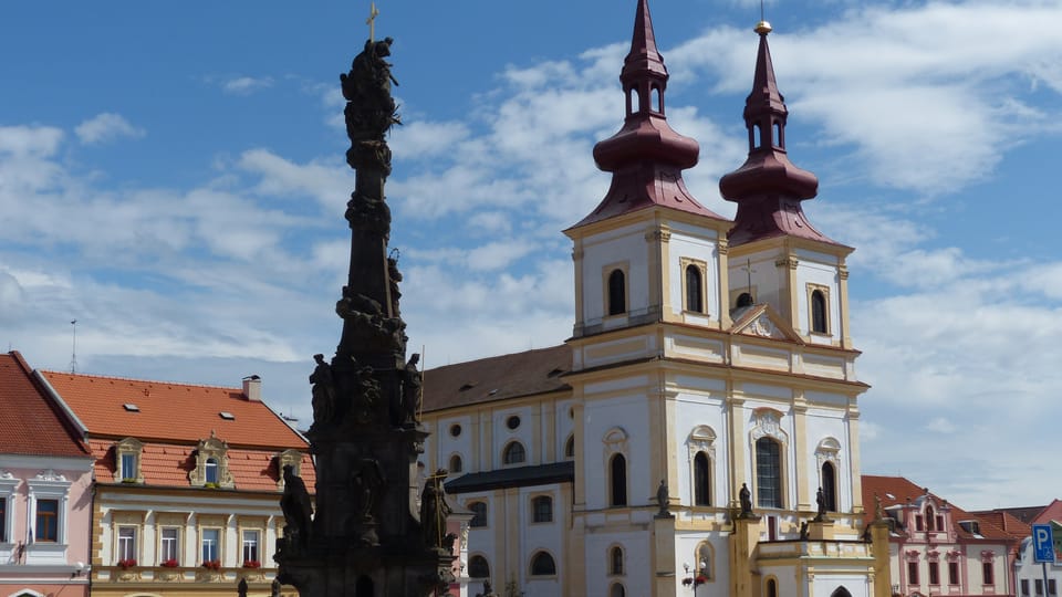 L'église de l'Exaltation-de-la-Sainte-Croix et la colonne de la Sainte Trinité | Photo: Klára Stejskalová, Radio Prague Int. L'église de l'Exaltation-de-la-Sainte-Croix et la colonne de la Sainte Trinité | Photo: Klára Stejskalová, Radio Prague Int.