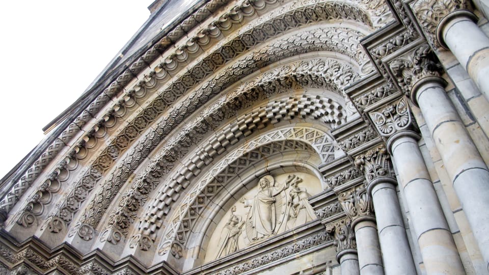 Le portail de l’église Saints-Cyrille-et-Méthode | Photo: Kristýna Maková,  Praha křížem krážem