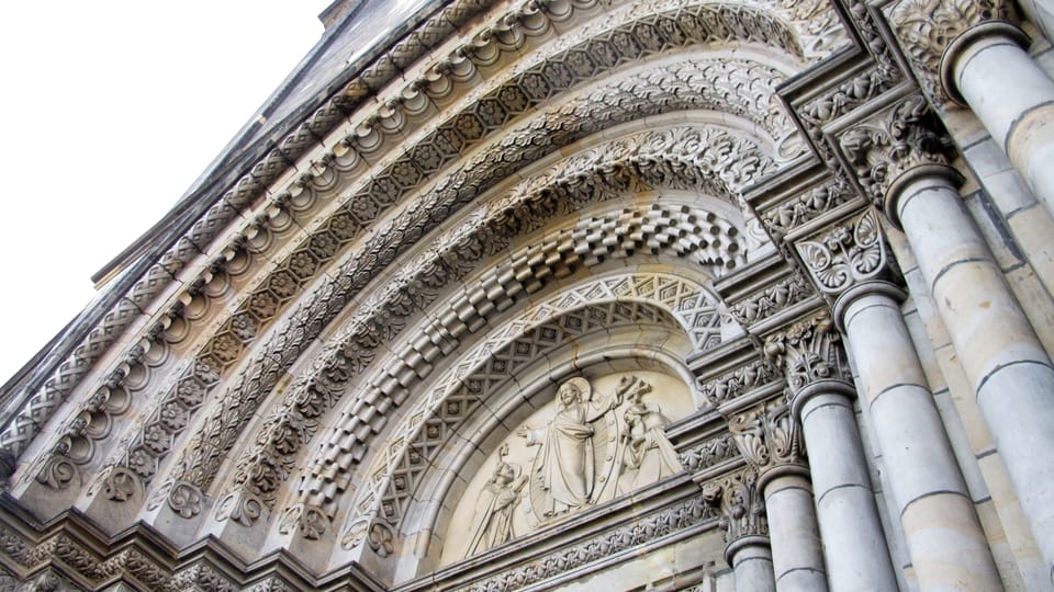 Le portail de l’église Saints-Cyrille-et-Méthode | Photo: Kristýna Maková, Praha křížem krážem Le portail de l’église Saints-Cyrille-et-Méthode | Photo: Kristýna Maková, Praha křížem krážem