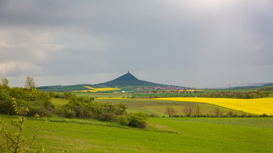 Les panoramas que l'on peut admirer depuis les trains de la « Švestková dráha » sont empreints de romantisme | Photo: Archives d’AŽD Les panoramas que l'on peut admirer depuis les trains de la « Švestková dráha » sont empreints de romantisme | Photo: Archives d’AŽD